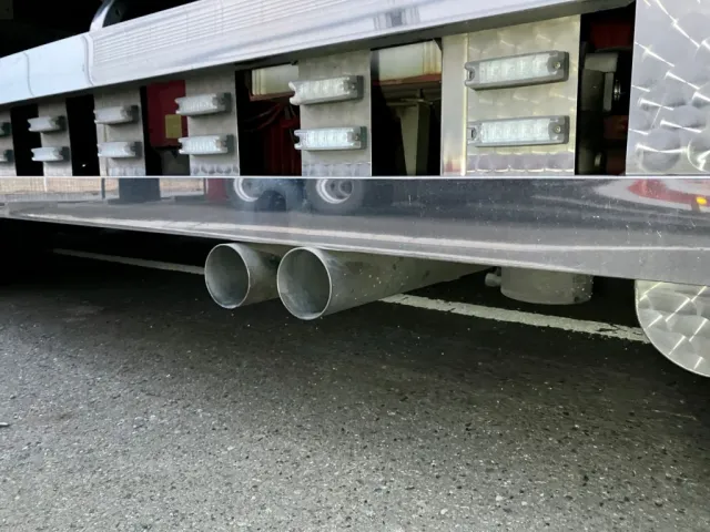 マフラーパイプは横出しです。|いすゞ ギガ 2PG-CYJ77Cの写真47