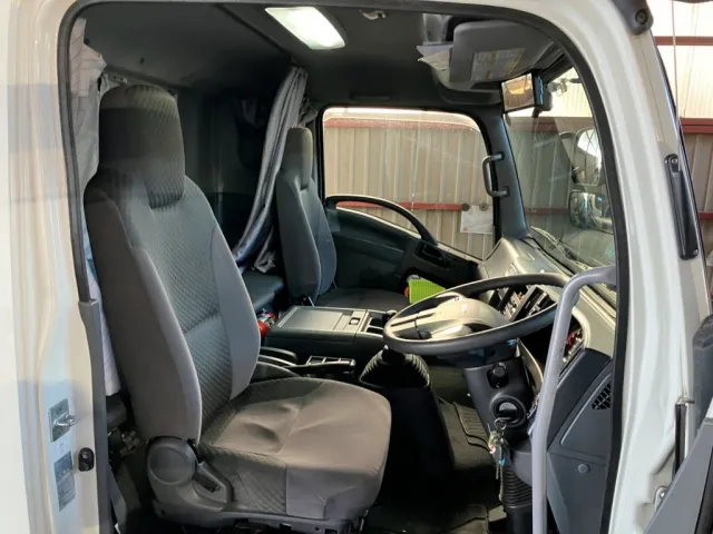 乗車定員は2名です。|いすゞ フォワード 2RG-FRR90T2(2WD)の写真5