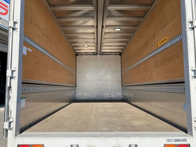 床は板張り・ラッシング2段・落としフック5対付いています。|いすゞ フォワード 2RG-FRR90T2(2WD)の写真9