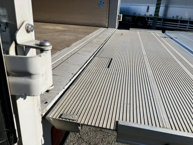 いすゞ フォワード 2RG-FRR90T2(2WD)の写真15