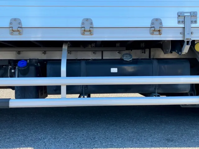 燃料タンクは200L・アドブルー付きです。|いすゞ フォワード 2RG-FRR90T2(2WD)の写真18