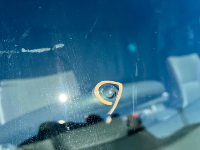 フロントガラスに飛び石があります。|いすゞ フォワード 2RG-FRR90T2(2WD)の写真19