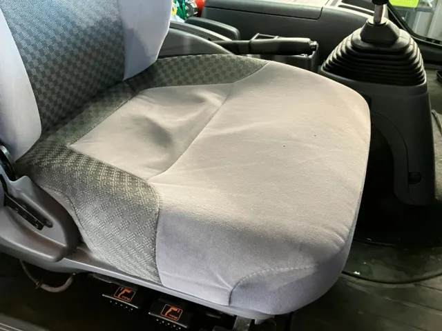 運転席座面にヘタリ・少し焦げがあります|いすゞ フォワード 2RG-FRR90T2(2WD)の写真24