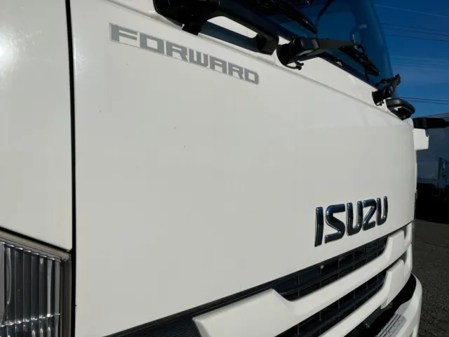 フロントパネルに少し飛び石キズがあります。|いすゞ フォワード 2RG-FRR90T2(2WD)の写真33