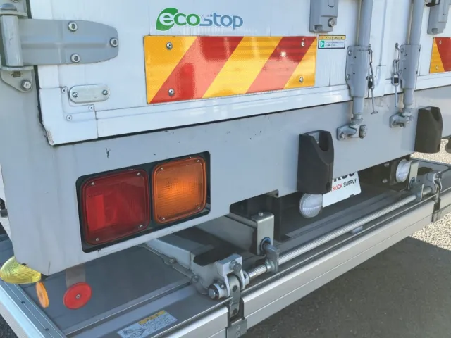 化粧板周りに細かいキズがあります。リヤドア四隅に曲がりがあります|いすゞ フォワード 2RG-FRR90T2(2WD)の写真49