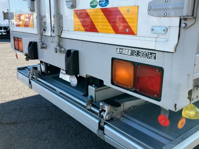 化粧板周りに細かいキズがあります。リヤドア四隅に曲がりがあります|いすゞ フォワード 2RG-FRR90T2(2WD)の写真50