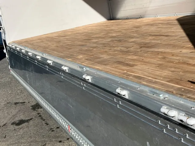 落としフックは5対付いています。|いすゞ フォワード 2RG-FTR90V4の写真12