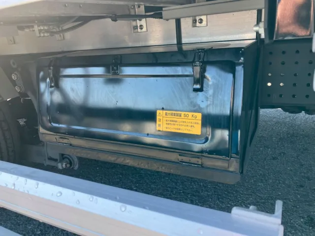 工具箱は鉄製です。運転席側中央に付いています|いすゞ フォワード 2RG-FTR90V4の写真15