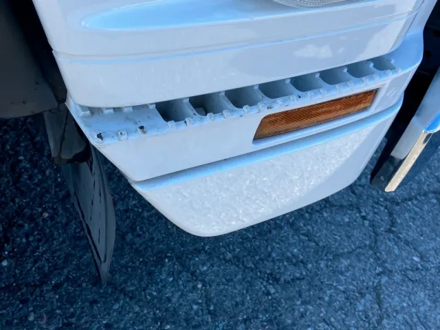 運転席側ステップに少し塗装剥がれがあります。|いすゞ フォワード 2RG-FTR90V4の写真34