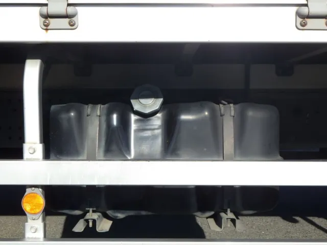 燃料タンクは100Lです。|いすゞ フォワード TKG-FRR90S2(2WD)の写真12