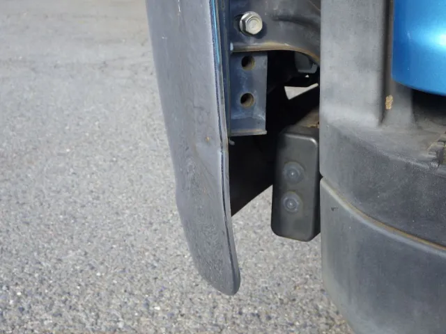 フロントバンパーの助手席側にキズ・ヘコミがあります。|いすゞ フォワード TKG-FRR90S2(2WD)の写真22