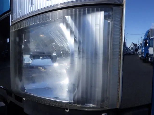 左右のヘッドランプレンズにクモリがあります。|いすゞ フォワード TKG-FRR90S2(2WD)の写真24