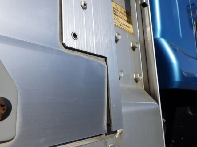 運転席側アオリ前方にすき間があります。|いすゞ フォワード TKG-FRR90S2(2WD)の写真26