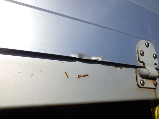 左右のアオリ下側・サイドレールにキズ・サビ・ヘコミがあります。|いすゞ フォワード TKG-FRR90S2(2WD)の写真29