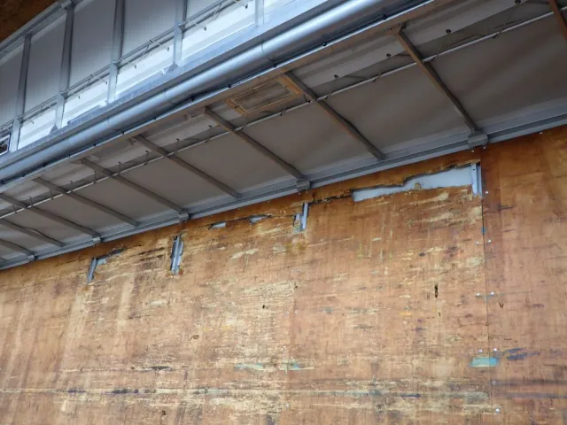 荷台ベニヤ板にキズ・割れがあります。|いすゞ フォワード TKG-FRR90S2(2WD)の写真31