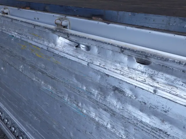 アオリ内側にキズ・ヘコミ・割れがあります。|いすゞ フォワード TKG-FRR90S2(2WD)の写真32