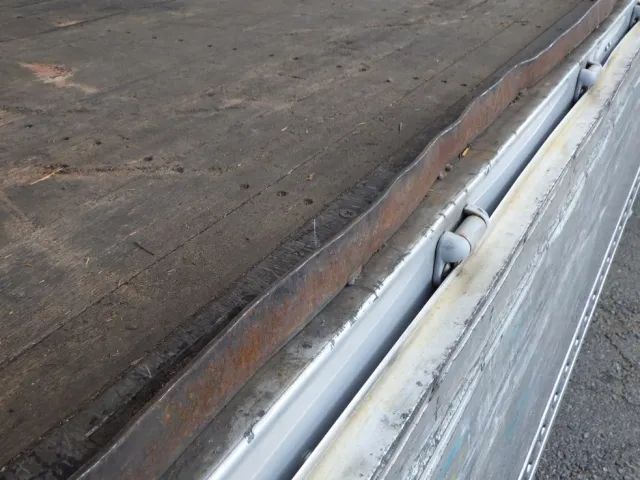 荷台の左右のガードにサビ・曲がりがあります。|いすゞ フォワード TKG-FRR90S2(2WD)の写真33