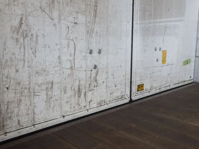 リヤ扉裏側にキズ・ヘコミがあります。|いすゞ フォワード TKG-FRR90S2(2WD)の写真35