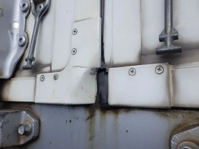 リヤ扉中央下側に曲がりがあります。|いすゞ フォワード TKG-FRR90S2(2WD)の写真38