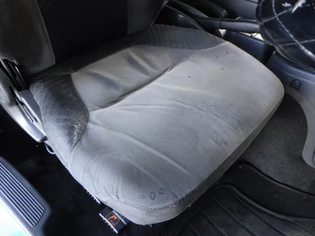 運転席座面にヘタリがあります。|いすゞ フォワード TKG-FRR90S2(2WD)の写真40