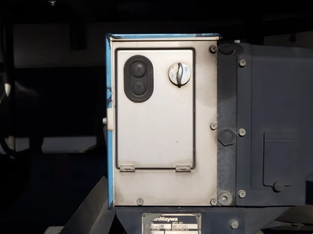 ゲートの操作スイッチです。|日野 レンジャー 2KG-FC2ABG(2WD)の写真16