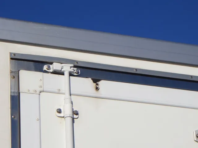 サイドドアに割れがあります。|日野 レンジャー 2KG-FC2ABG(2WD)の写真37