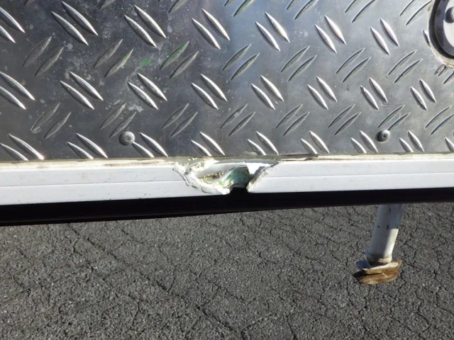 リヤ扉裏側に割れがあります。|日野 レンジャー 2KG-FC2ABG(2WD)の写真45