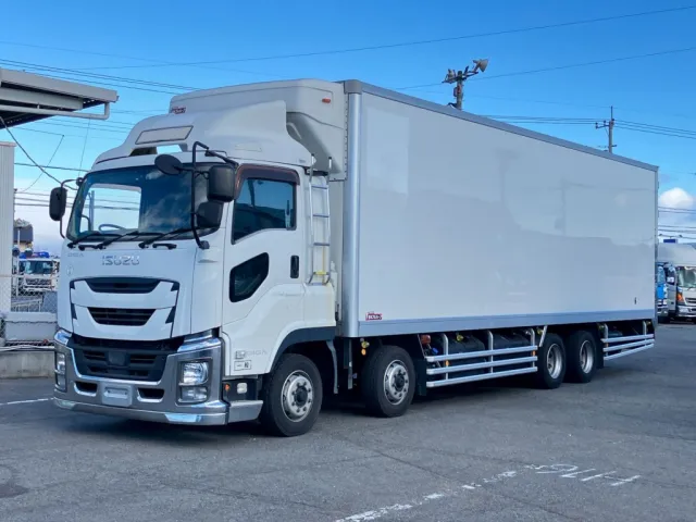 いすゞ ギガ QPG-CYJ77Bの写真1