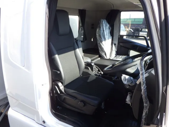 乗車定員は２名です。|三菱 ファイター 2KG-FK65F(2WD)の写真6