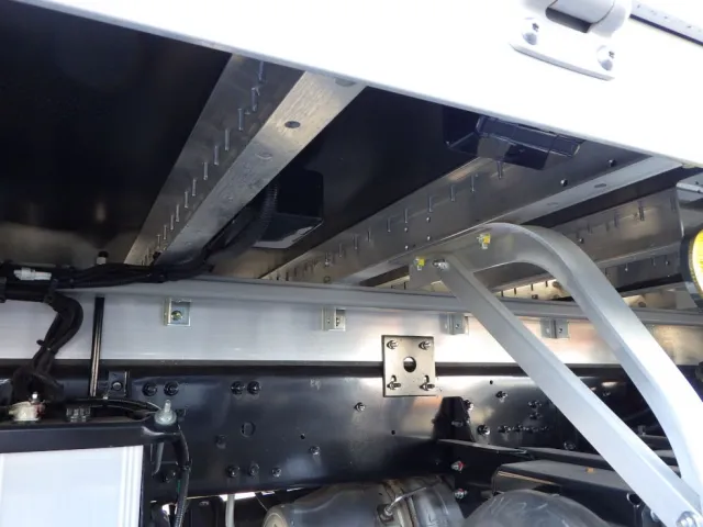 シャーシとネタの状態です。（ネタはアルミ製です）|三菱 ファイター 2KG-FK65F(2WD)の写真7