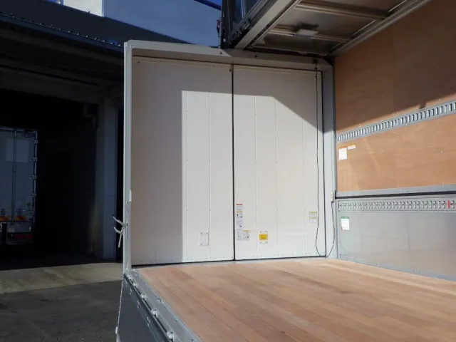 リヤ扉裏側の状態です。|三菱 ファイター 2KG-FK65F(2WD)の写真36