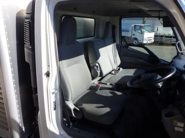 乗車定員は３名です。|日野 デュトロ TKG-XZU710M(2WD)の写真6