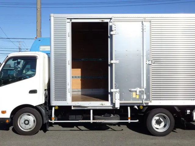 助手席側に片開式スライドドアが付いています|日野 デュトロ TKG-XZU710M(2WD)の写真11