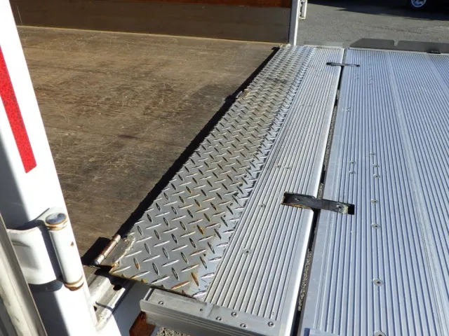 渡り板が付いています。|日野 デュトロ TKG-XZU710M(2WD)の写真14