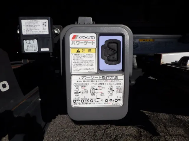 ゲートの操作スイッチです。|日野 デュトロ TKG-XZU710M(2WD)の写真16
