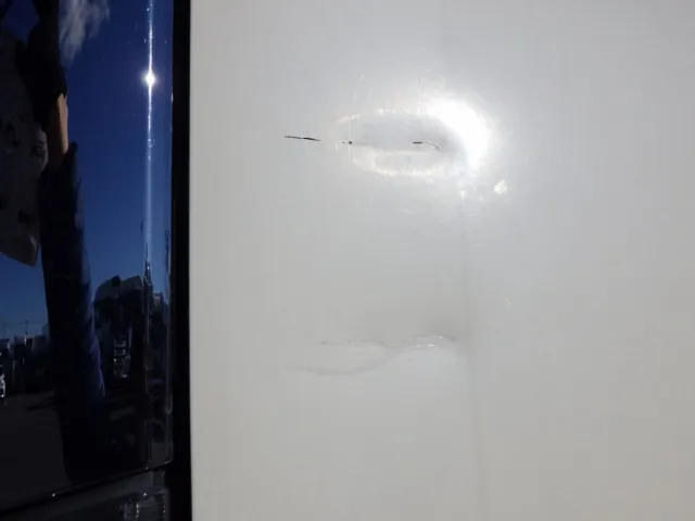 助手席側ドア前方にキズ・ヘコミ・塗装跡があります。|日野 デュトロ TKG-XZU710M(2WD)の写真29