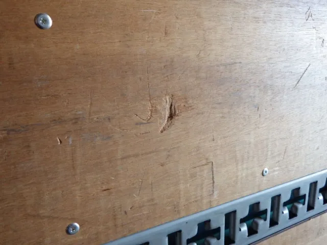 荷台ベニヤ板にキズ・割れがあります。|日野 デュトロ TKG-XZU710M(2WD)の写真36