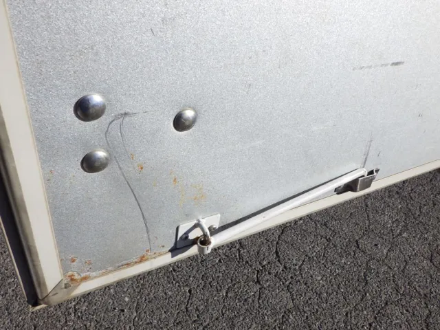 リヤ扉裏側にキズ・ヘコミがあります。|日野 デュトロ TKG-XZU710M(2WD)の写真38