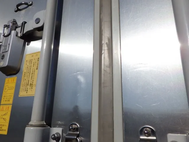 リヤ扉にキズ・凸があります。|日野 デュトロ TKG-XZU710M(2WD)の写真39