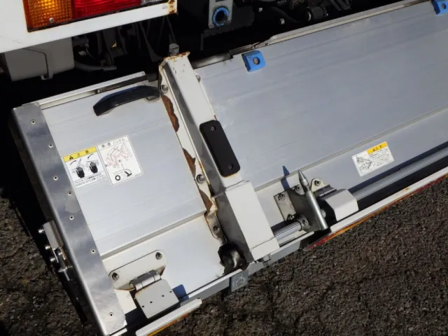 ゲートの骨組みにサビがあります。|日野 デュトロ TKG-XZU710M(2WD)の写真42