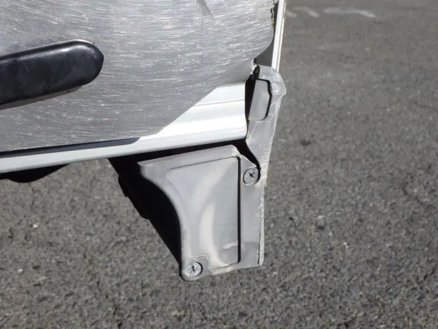 ゲートの両サイドにキズ・ヘコミ・割れがあります。|日野 デュトロ TKG-XZU710M(2WD)の写真43