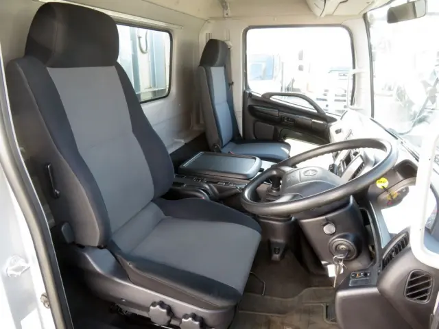 運転席座面にヘタリ・破れがあります。|日野 レンジャー QKG-FJ7JSAAの写真6