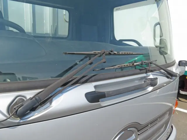 ワイパーに軽いサビがあります。|日野 レンジャー QKG-FJ7JSAAの写真28