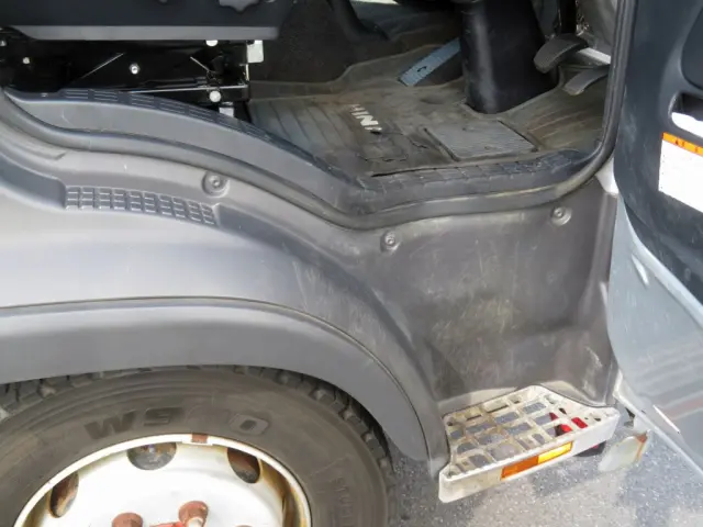 運転席側乗り口に細かいキズがあります。|日野 レンジャー QKG-FJ7JSAAの写真35