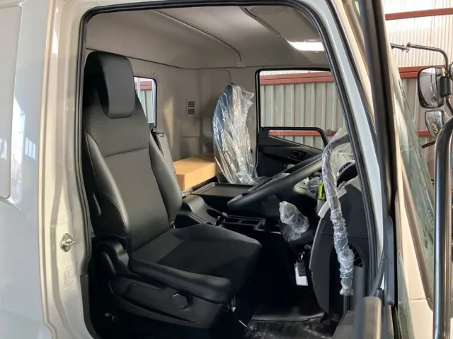 乗車定員は2名です。|三菱 ファイター 2KG-FK62F(2WD)の写真5