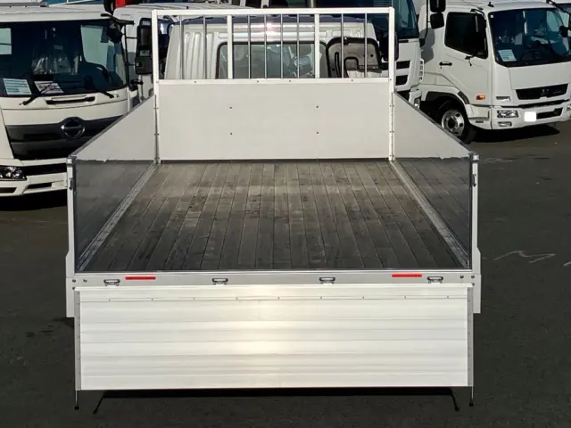 床は板張りです。|三菱 ファイター 2KG-FK62F(2WD)の写真9