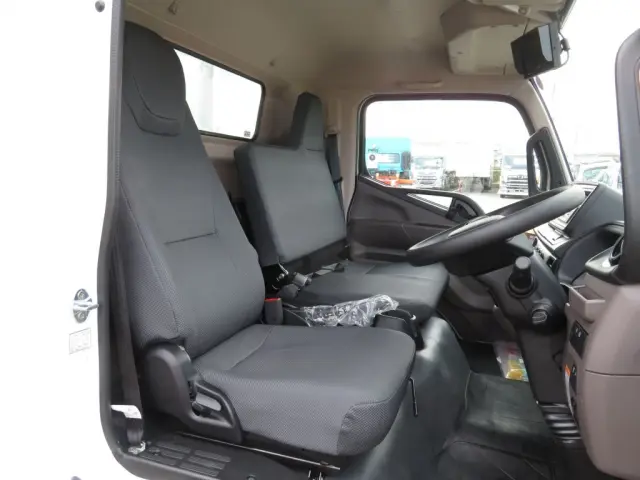 乗車定員は3名です。|三菱 キャンター 2PG-FEBM0(2WD)の写真8