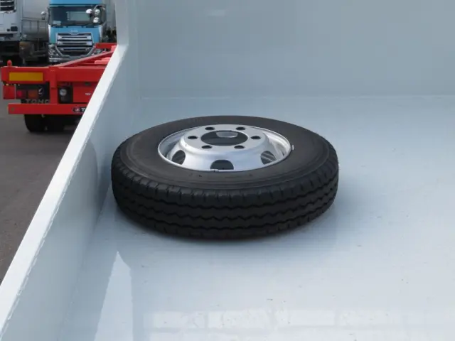 スペアタイヤは荷台に載せられています。|三菱 キャンター 2PG-FEBM0(2WD)の写真15