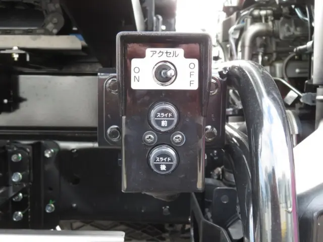 スライドの操作スイッチです。|三菱 キャンター 2PG-FEBM0(2WD)の写真16