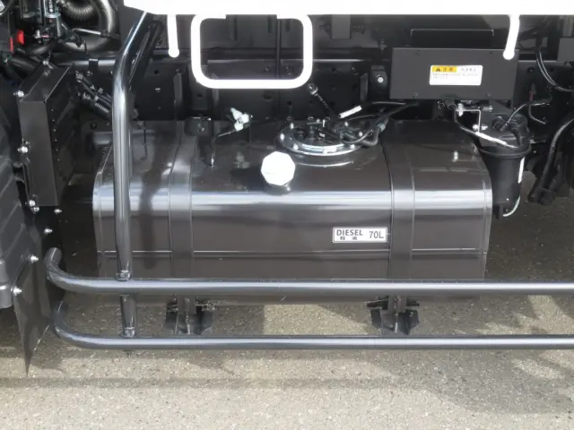 燃料タンクは70Lです。|三菱 キャンター 2PG-FEBM0(2WD)の写真17